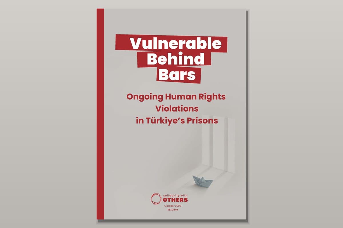 Couverture du rapport « Vulnerable Behind Bars » : un petit bateau en papier au pied d’une fenêtre à barreaux