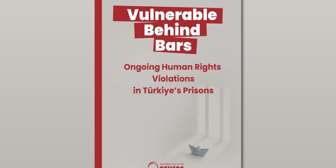 Couverture du rapport « Vulnerable Behind Bars » : un petit bateau en papier au pied d’une fenêtre à barreaux