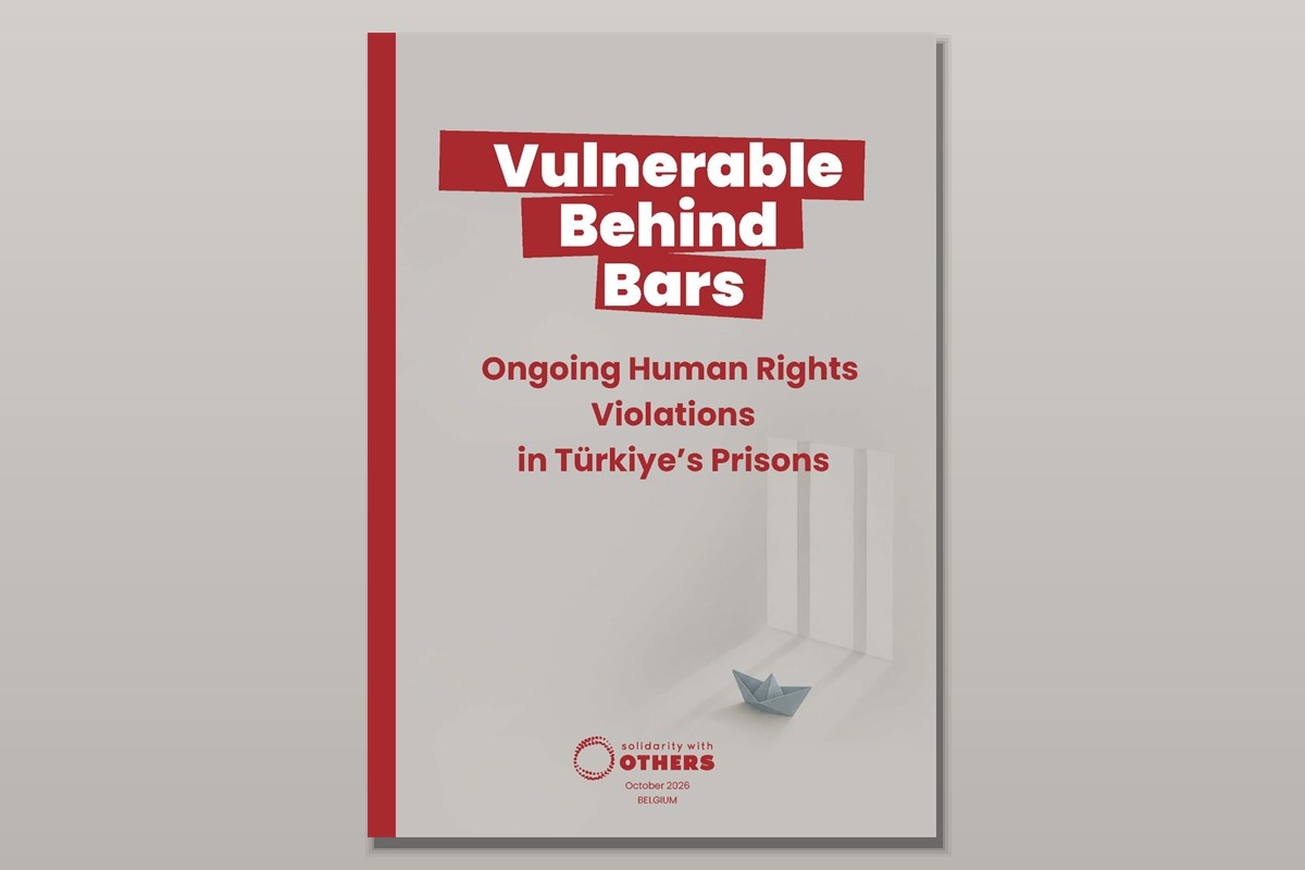 Couverture du rapport « Vulnerable Behind Bars » : un petit bateau en papier au pied d’une fenêtre à barreaux